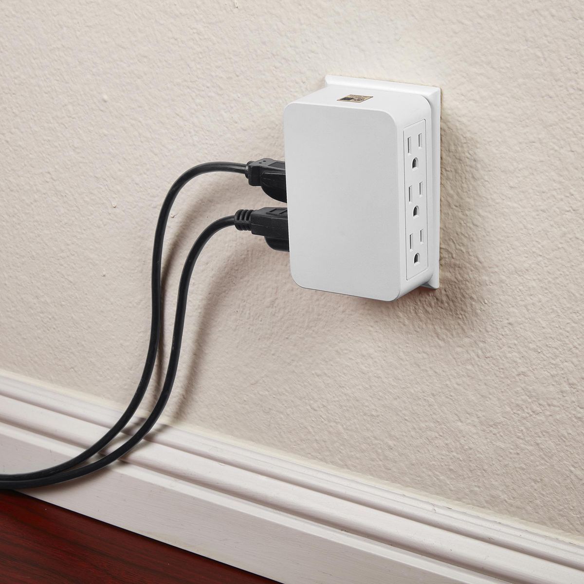 6 Outlet 3-Prong Side Entry Tap White G773